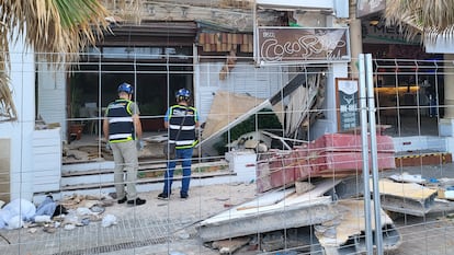 Investigadores esta mañana en el edificio derrumbado de Palma.