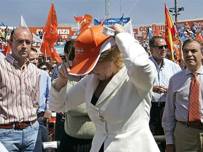 Esperanza Aguirre y Manuel Lamela, durante un mitin en la plaza de toros de Valdemoro.
