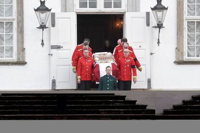 El féretro del príncipe Enrique saliendo camino del palacio de Amalienborg, donde se instalará la capilla ardiente.