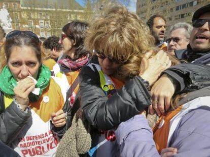 Trabajadores de Telemadrid, en el exterior del Tribunal Supremo, se abrazan tras conocer el fallo.