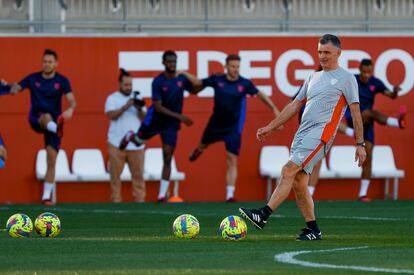 José Luis Mendilibar, en su primer entrenamiento al frente del Sevilla.