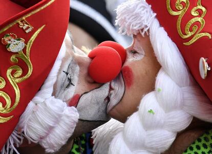 Dos jóvenes disfrazados se besan durante el inicio del carnaval en Colonia (Alemania), el 28 de febrero.