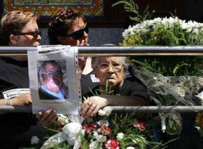 Familiares de los fallecidos en el accidente de metro de Valencia, ayer en la conmemoración del aniversario en la estación de Jesús.