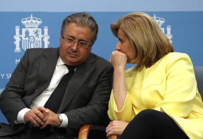 El ministro del Interior, Juan Ignacio Zoido, junto a la de Empleo y Seguridad Social, Fátima Báñez este miércoles.