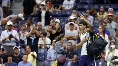 NEW YORK, NEW YORK - SEPTEMBER 07: Carlos Alcaraz of Spain looks waves to the crowd as he leaves the court after retiring early in the second set during his Men�s Singles quarterfinals match against Felix Auger-Aliassime of Canada during on Day Nine of the 2021 US Open at the USTA Billie Jean King National Tennis Center on September 07, 2021 in the Flushing neighborhood of the Queens borough of New York City.   Matthew Stockman/Getty Images/AFP
== FOR NEWSPAPERS, INTERNET, TELCOS & TELEVISION USE ONLY ==