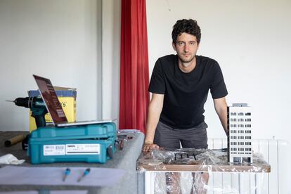 El contraste entre la vida en las ciudades y los pueblos es la base del trabajo que realiza el lisboeta Francisco Correia, de 27 años y residente en Bruselas. Con esmero y paciencia construye un edificio de oficinas en miniatura.