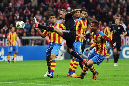 Franck Ribery rodeado de jugadores del Valencia.