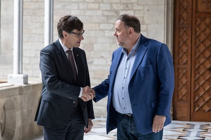 El presidente de la Generalitat, Salvador Illa, recibe a Oriol Junqueras (ERC) en el Palau, el pasado 22 de febrero.
