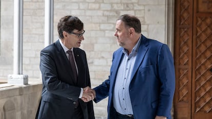 El presidente de la Generalitat, Salvador Illa, recibe a Oriol Junqueras (ERC) en el Palau, el pasado 22 de febrero.