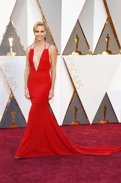 Charlize Theron se sumó a la fiebre de los escotazos con este diseño rojo de Dior.