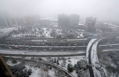 Vista general de la M30 bajo la intensa nevada caída en el centro de la capital, el 5 de febrero de 2018.