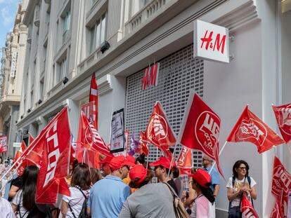 Trabajadores de la cadena sueca de moda H&M durante una protesta en Gran Vía.