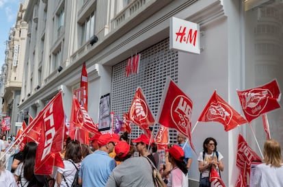 Trabajadores de la cadena sueca de moda H&M durante una protesta en Gran Vía.