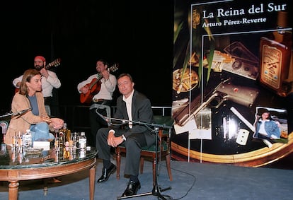 Arturo Pérez-Reverte y Carmen Posadas, en el Círculo de Bellas Artes, presentando 'La Reina del Sur', con mariachis al fondo.