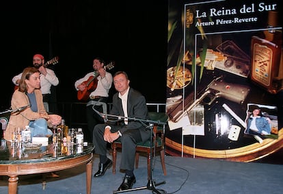 Arturo Pérez-Reverte y Carmen Posadas, en el Círculo de Bellas Artes, presentando 'La Reina del Sur', con mariachis al fondo.
