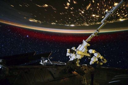 Fotografía facilitada por la NASA y realizada por el astronauta Scott Kelly, que se encuentra en una misión en la Estación Espacial Internacional, que muestra la aurora boreal desde el espacio, el pasado 22 de junio de 2015.