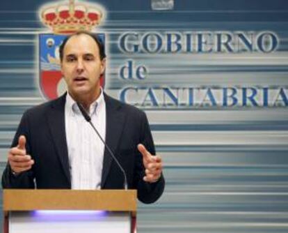 El presidente de Cantabria, Ignacio Diego durante la rueda de prensa.