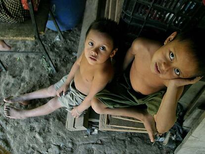 Dos niños salvadoreños de una comunidad marginal.