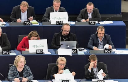 Algunos eurodiputados muestran carteles de la campa&ntilde;a contra el acoso sexual #Metoo.