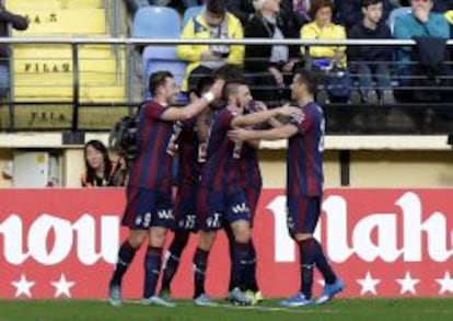 Los jugadores del Eibar celebran su primer gol, obra del delantero Sergi Enrich durante su partido ante el Villarreal, correspondiente a la duodécima jornada de liga en Primera División.