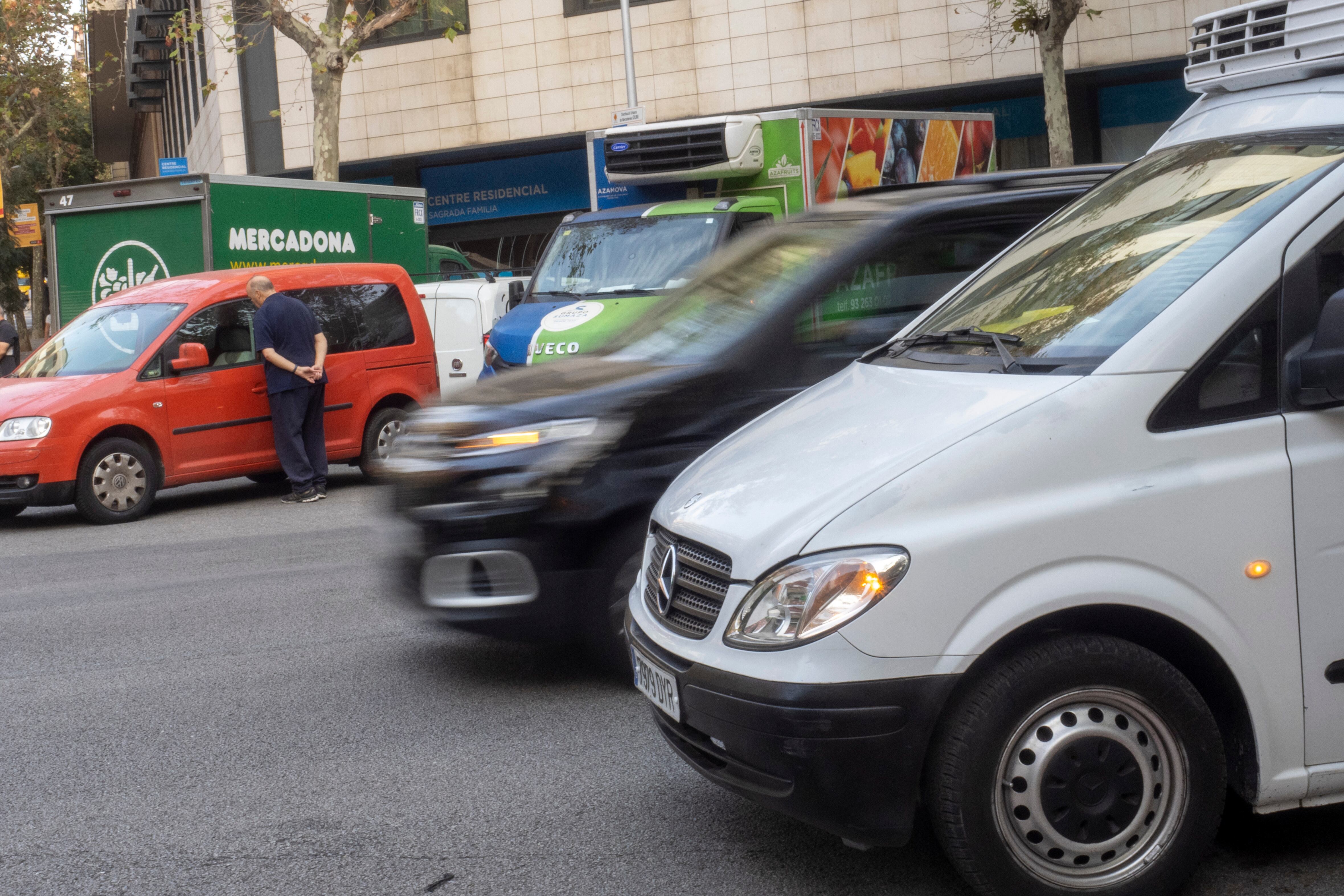 La falta de plazas para carga y descarga es palmaria en las proximidades de la Sagrada Familia. Los repartidores aseguran incluso que es peligroso hacer su trabajo por la velocidad a la que circulan los turismos por la calle de Mallorca.