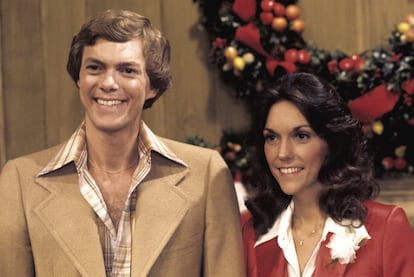 El dúo The Carpenters durante el rodaje de un especial de Navidad en 1977