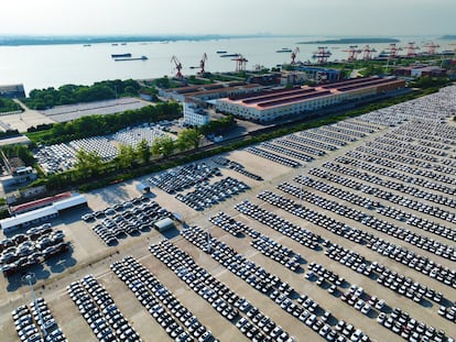 Coches a la espera de transporte para su venta en el puerto de Wuhu, en la provincia china de Anhui, en agosto de 2023.