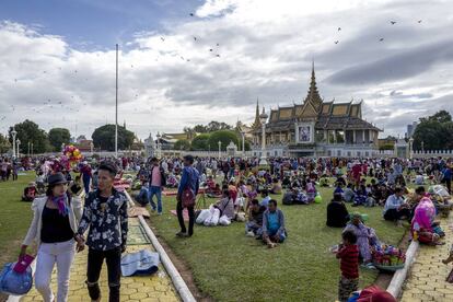 Pícnic en los jardines del Palacio Real, en la capital, Phnom Penh, un lugar al que los camboyanos acuden en su tiempo libre.