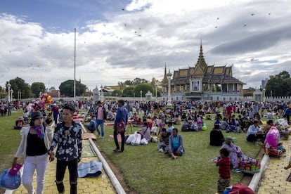 Pícnic en los jardines del Palacio Real, en la capital, Phnom Penh, un lugar al que los camboyanos acuden en su tiempo libre.