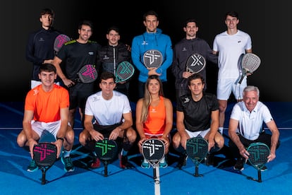 Dionisio Ugalde (de azul claro), fundador, junto al equipo de Padel Pro Shop, en una imagen cedida.