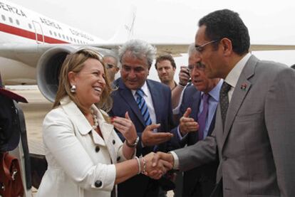 Un miembro del Gobierno rebelde recibe a Jiménez en Bengasi.