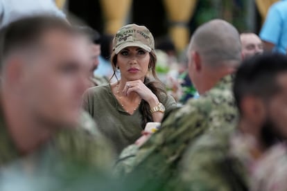Kristi Noem, este sábado en una base naval estadounidense en Bahréin.