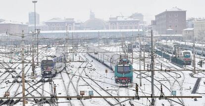La nieve cubre las vías del tren en la estación de Porta Nuova, en Turín.