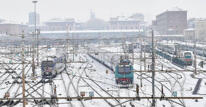 La nieve cubre las v&iacute;as del tren en la estaci&oacute;n de Porta Nuova, en Tur&iacute;n.