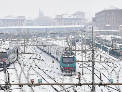 La nieve cubre las v&iacute;as del tren en la estaci&oacute;n de Porta Nuova, en Tur&iacute;n.
