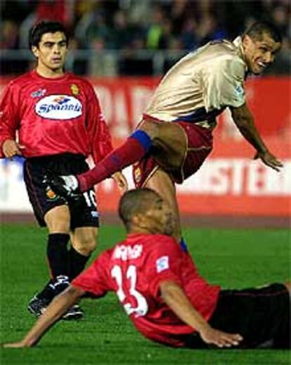 Rivaldo dispara ante Engonga. Tras ellos, Ibagaza.