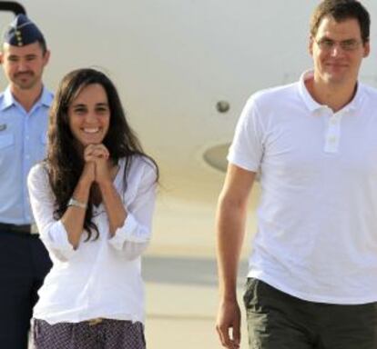 Ainhoa Fern&aacute;ndez y Enric Gonyalons, a su llegada el jueves a Torrej&oacute;n. 