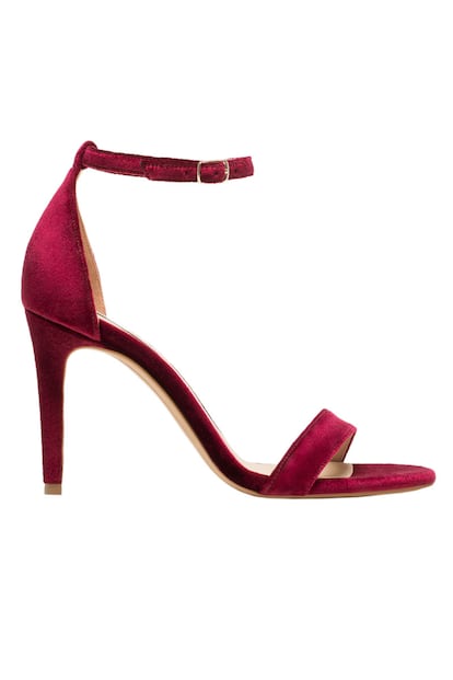 Sandalias minimalistas en terciopelo rojo. Son de Massimo Dutti y cuestan 79,95 euros.