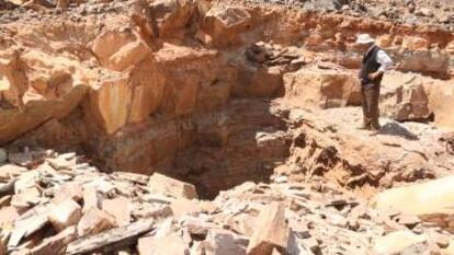 Una cantera de fósiles abierta por mineros con barras de hierro y picos en Kaid Rami