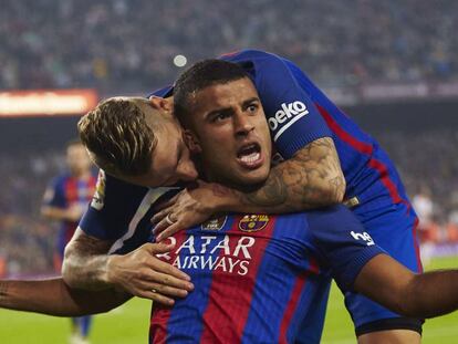 Digne felicita a Rafinha tras su tanto al Granada.