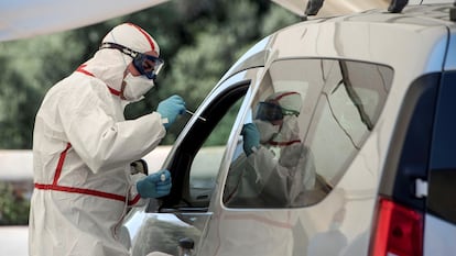 Un sanitario hace tests rápidos para detectar el covid en el centro sanitario Canal Salat, de Ciutadella, Menorca, en abril de 2020.