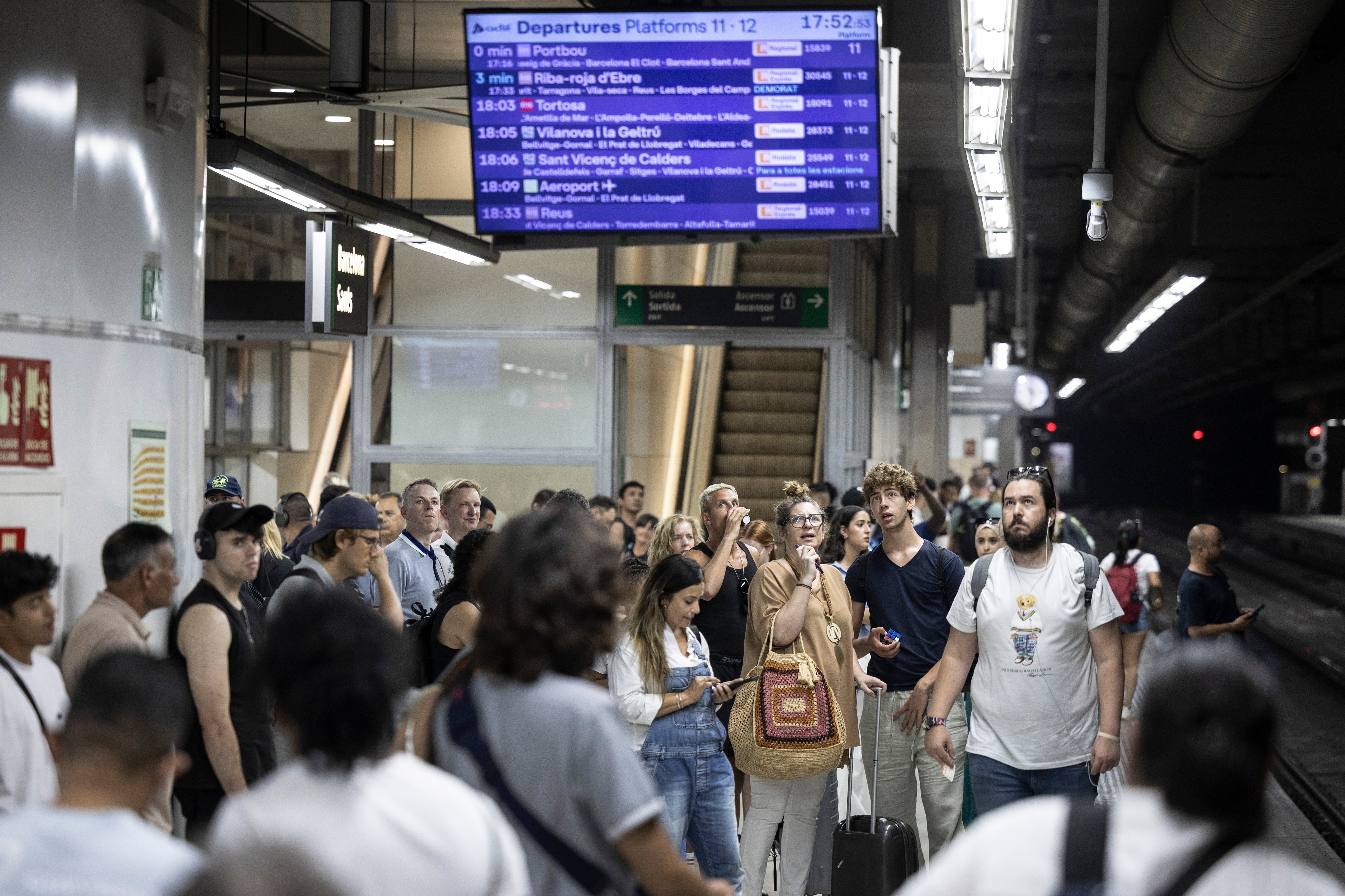 Usuarios de Rodalies en los andenes de la estación de Sants el pasado 25 de enero, en plena crisis ferroviaria en Cataluña.