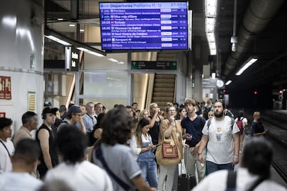 Pasajeros de Rodalies Renfe, en los andenes de la estación de Sants, en Barcelona, tras una jornada caótica con sucesivas incidencias en la red, el lunes 25 de agosto de 2025.
