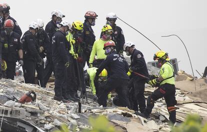 Miembros de la unidad de rescate de Florida buscan desaparecidos en edificio derrumbado en Miami