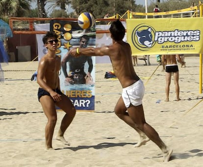 Una de las parejas que participaron ayer en el torneo de voley playa del Circuit.