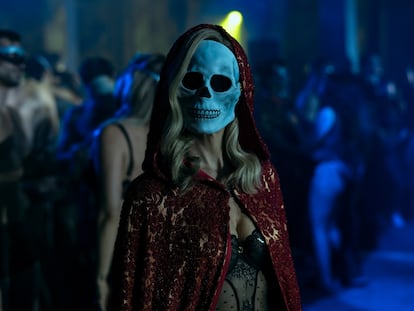 Carla Gugino como Verna en el segundo episodio de 'La caída de la casa Usher'.