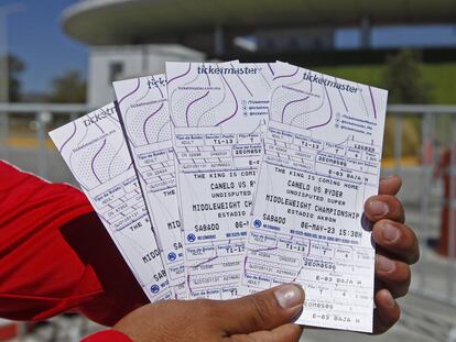 Una muestra sus boletos para una pelea de box, en Zapopan, Jalisco, en marzo de 2023.