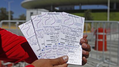 Una muestra sus boletos para una pelea de box, en Zapopan, Jalisco, en marzo de 2023.