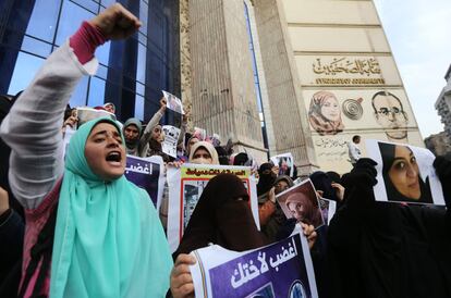 Familiares de reclusas gritan consignas contra el Ministerio del Interior frente al sindicato de prensa, en El Cairo (Egipto).