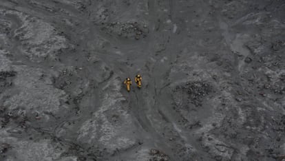 Dos miembros del equipo de rescate, este viernes en Nueva Zelanda.